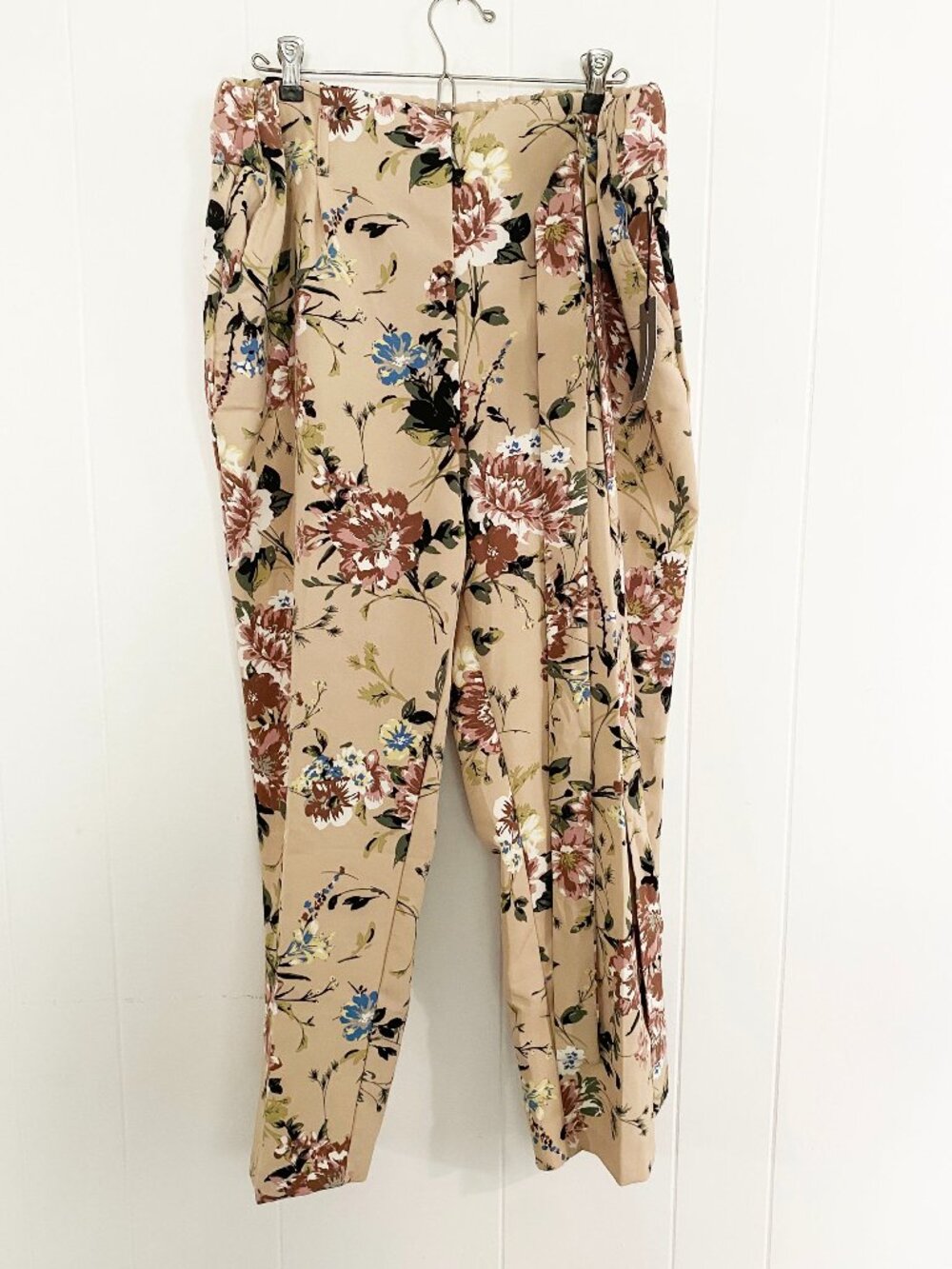 Stretchy Beige Floral Pants - New with Tags - Pockets, Fabric Belt - size XL